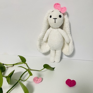 Iepuras crosetat handmade – 27 cm, Jucarii si echipamente pentru copii, Plusuri, Iepure de plus, , Acest iepuras delicat este realizat manual cu atentie deosebita la fiecare detaliu, folosind materi..., ARTYNOS