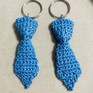 Breloc cravată - genți și portofele - accesorii genți - breloc - Artynos.ro