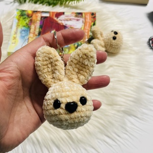 Breloc iepuras, Genti si portofele, Accesorii genti, Breloc, Crosetat, Iepuras crosetat manual, realizat din fir plusat intr-o nuanta calda de crem, cu o textura moale si..., ARTYNOS