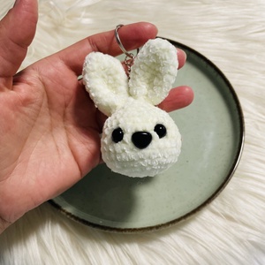 Breloc - iepuras, Genti si portofele, Accesorii genti, Breloc, Crosetat, Iepuras crosetat manual, realizat din fir plusat intr-o nuanta fina de crem cald, cu tonuri delicat..., ARTYNOS