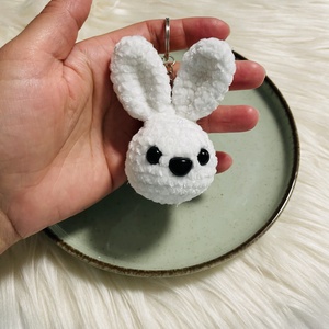 Breloc - iepuras, Genti si portofele, Accesorii genti, Breloc, Crosetat, Iepuras crosetat manual, realizat din fir plusat intr-o nuanta de alb curat, care ii ofera un aspec..., ARTYNOS