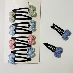 Set 2 agrafe de păr cu fundițe croșetate manual � culori pastel - îmbrăcăminte și modă - accesorii păr - bandă de păr și agrafe păr - Artynos.ro