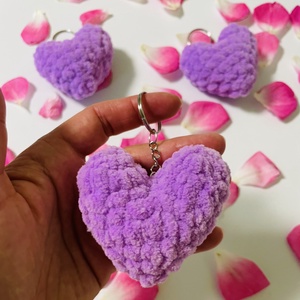 Brelocuri croșetate în formă de inimă - genți și portofele - accesorii genți - breloc - Artynos.ro