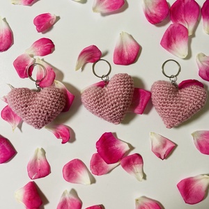 Brelocuri croșetate în formă de inimă - genți și portofele - accesorii genți - breloc - Artynos.ro