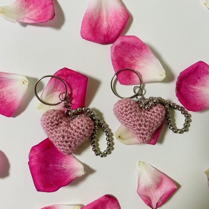 Breloc croșetat în formă de inimă cu accesoriu elegant din perle - genți și portofele - accesorii genți - breloc - Artynos.ro