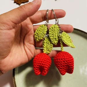 Breloc lalea croșetată � un mic dar cu suflet - genți și portofele - accesorii genți - breloc - Artynos.ro