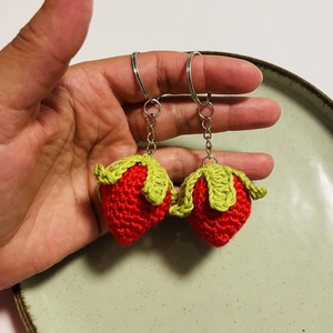 Breloc căpșună croșetată � un mic dar cu suflet - genți și portofele - accesorii genți - breloc - Artynos.ro