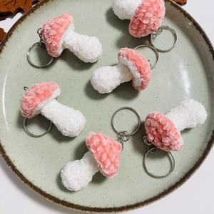 Breloc ciupercuță roz croșetată - genți și portofele - accesorii genți - breloc - Artynos.ro