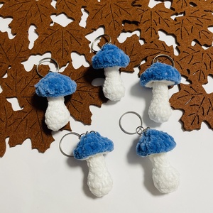 Breloc ciupercă croșetată � albastru și alb - genți și portofele - accesorii genți - breloc - Artynos.ro