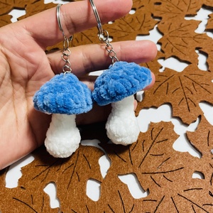 Breloc ciupercă croșetată � albastru și alb - genți și portofele - accesorii genți - breloc - Artynos.ro