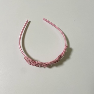 Bentiță cu flori croșetate si perle aplicate .   - îmbrăcăminte și modă - accesorii păr - cordeluțe - Artynos.ro