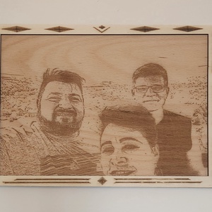 Fotogravură laser personalizată A4 pe lemn � Amintire gravată, realizată după fotografia ta - arte vizuale și accesorii  - fotografie - portret - Artynos.ro