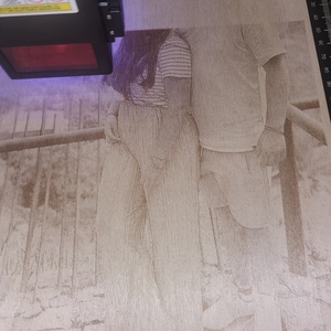 Fotogravură laser personalizată A4 pe lemn � Amintire gravată, realizată după fotografia ta - arte vizuale și accesorii  - fotografie - portret - Artynos.ro