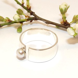 Cerc lat cu perlă albă, inel de damă din argint, mărimea 60, reglabil (VSZÉ.29) - bijuterii - inele - inele cu perle - Artynos.ro Cerc lat cu perlă albă, inel de damă din argint, mărimea 60, reglabil (VSZÉ.29) - bijuterii - inele - inele cu perle - Artynos.ro