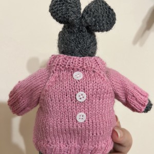 Iepuraș de Paște tricotat manual � 23 cm - jucării și echipamente pentru copii - plușuri - iepure de pluș - Artynos.ro