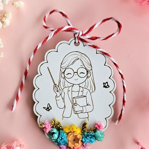 Brosa martisor doamna Educatoare/Invatatoare/Profesoara, Bijuterii, Martisor, Aranjament de flori, Gravare, pirogravura, ARTYNOS