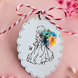 Brosa martisor Fata cu flori, Bijuterii, Martisor, Aranjament de flori, Gravare, pirogravura, ARTYNOS