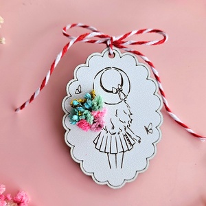 Brosa martisor Fata cu flori, Bijuterii, Martisor, Aranjament de flori, Gravare, pirogravura, ARTYNOS