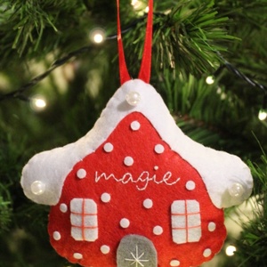 Căsuță cu acoperiș turtit și cu mesaj - ornament - accesorii de crăciun - cadou tematic de moș crăciun, decorațiuni - cadouri de moș crăciun - Artynos.ro