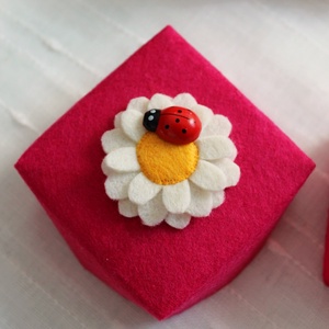 Cutie cu margareta si buburuza - bijuterii - suporturi bijuterii și cutie bijuterii - cutii de bijuterii - Artynos.ro