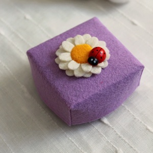 Cutie cu margareta si buburuza - bijuterii - suporturi bijuterii și cutie bijuterii - cutii de bijuterii - Artynos.ro