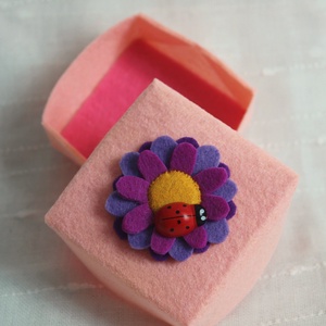 Cutie cu margareta si buburuza - bijuterii - suporturi bijuterii și cutie bijuterii - cutii de bijuterii - Artynos.ro