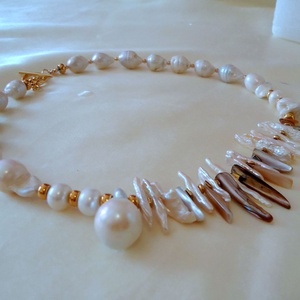Unforgotten / Ramas in amintire - colier cu perle baroc mari si f mari, imbinate organic cu perle biwa si accesorii auri - bijuterii - coliere - coliere din perle - Artynos.ro
