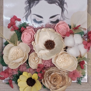 Tablou decorativ handmade � siluetă feminină cu buchet din licheni stabilizați, flori uscate și lemn (26 x 34 cm) - casă & stil de viață - decorațiuni de casă - decorațiuni de pereți - tablou cu licheni - Artynos.ro