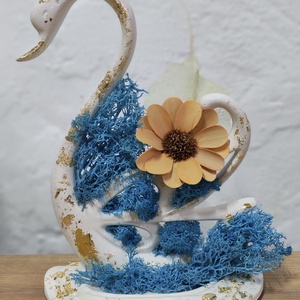 Lebada decorativa handmade din praf ceramic cu licheni stabilizati si flori din lemn � decoratiune unicat, Arte vizuale si accesorii , Sculptura, Sculpturi si figurine din ceramica, Aranjament de flori, Ceramica, ARTYNOS