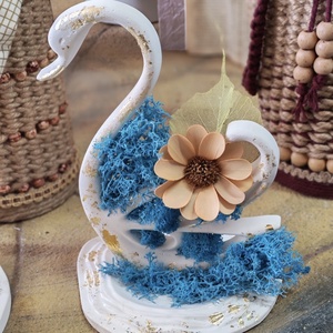 Lebădă decorativă handmade din praf ceramic cu licheni stabilizați și flori din lemn � decorațiune unicat - arte vizuale și accesorii  - sculptură - sculpturi și figurine din ceramică - Artynos.ro