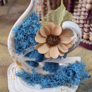 Lebădă decorativă handmade din praf ceramic cu licheni stabilizați și flori din lemn � decorațiune unicat - arte vizuale și accesorii  - sculptură - sculpturi și figurine din ceramică - Artynos.ro