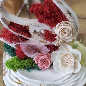 Lebădă decorativă din ceramică cu licheni roșii si flori uscate� decor handmade natural - arte vizuale și accesorii  - sculptură - sculpturi și figurine din ceramică - Artynos.ro