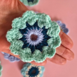 10x flori crosetate bleu, menta - casă & stil de viață - decorațiuni de casă - accesorii florale - flori la fir - Artynos.ro