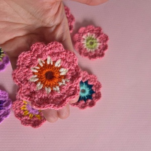 10x flori crosetate roz, violet - casă & stil de viață - decorațiuni de casă - accesorii florale - flori la fir - Artynos.ro