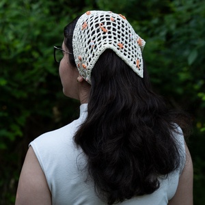Bandana crosetata , Imbracaminte si moda, Esarfe, palarii, fularuri, Sal, esarfa de cap, Crosetat, Cusatura, Dimensiuni: 📏
• Baza: 57 cm
• Celelalte 2 laturi: 36 cm fiecare
• Inaltime: 26 cm
• Lungime snur: 3..., ARTYNOS