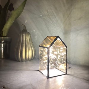 Tiffany üvegházikó fényfüzérrel, Casa & Stil de viata, Decoratiuni de casa, Decoratiuni de masa si rafturi, Sticle ornamentale, Arta de sticla, Az üvegfelületek különleges módon törik meg a fényt, és egyfajta művészi, grafikus, finom lineáris ..., ARTYNOS