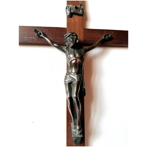 Frumosul Iisus din bronz pe un crucifix din lemn - Artynos.ro