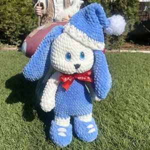 Iepuraș croșetat handmade, jucărie pufoasă, cadou copii - jucării și echipamente pentru copii - plușuri - păpușă croșetată, păpușă de pluș - Artynos.ro