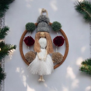 Decorațiune de Crăciun pentru ușă/perete cu păpușă macramé cu șapcă și pompoane -  - Artynos.ro