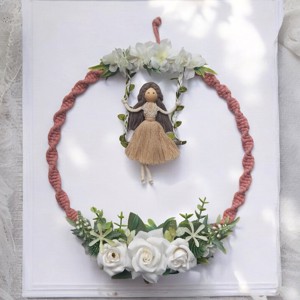 Decorațiune de perete macramé mare pe cerc - alb puternic cu păpușă macramé balansoară și trandafiri albi realiști -  - Artynos.ro