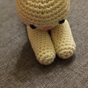 Pisicuță culcată - jucării și echipamente pentru copii - plușuri - pisică de pluș - Artynos.ro