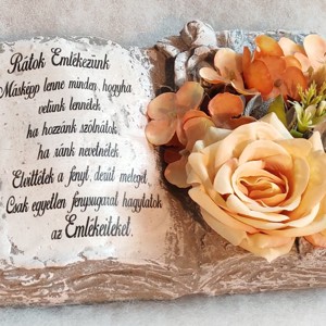 Va pomenim – monument comemorativ unic din beton, decorat cu flori, , , „Va tinem minte…”
Un decor comemorativ emotionant si plin de dragoste, care pastreaza in mod demn m..., ARTYNOS