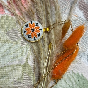 Lant auriu cu pandantiv cusut manual, Bijuterii, Coliere, Coliere cu pandative, Broderie, ARTYNOS