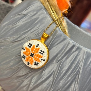 Lanț auriu cu pandantiv cusut manual - bijuterii - coliere - coliere cu pandative - Artynos.ro