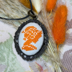 Colier vintage cu pandantiv cusut manual - bijuterii - coliere - coliere cu pandative - Artynos.ro