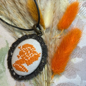 Colier vintage cu pandantiv cusut manual - bijuterii - coliere - coliere cu pandative - Artynos.ro