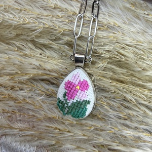 Lănțișor cu pandantiv cusut - bijuterii - coliere - coliere cu pandative - Artynos.ro