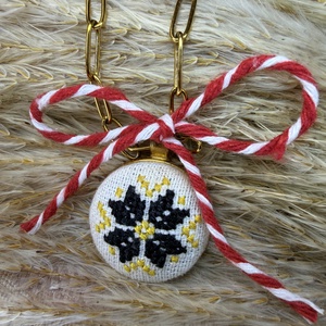Lant auriu cu pandantiv cusut, Bijuterii, Coliere, Coliere brodate, Broderie, ARTYNOS