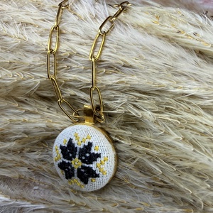 Lanț auriu cu pandantiv cusut - bijuterii - coliere - coliere brodate - Artynos.ro