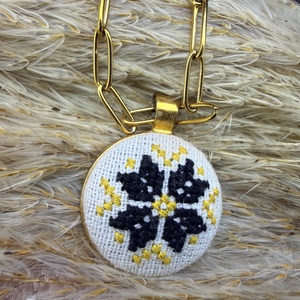 Lanț auriu cu pandantiv cusut - bijuterii - coliere - coliere brodate - Artynos.ro